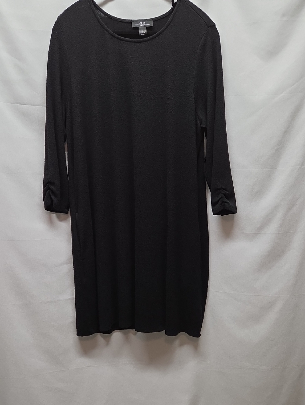 AGB Black Midi Shift Sweater Dress with Crew Neck and Ruched Sleeves